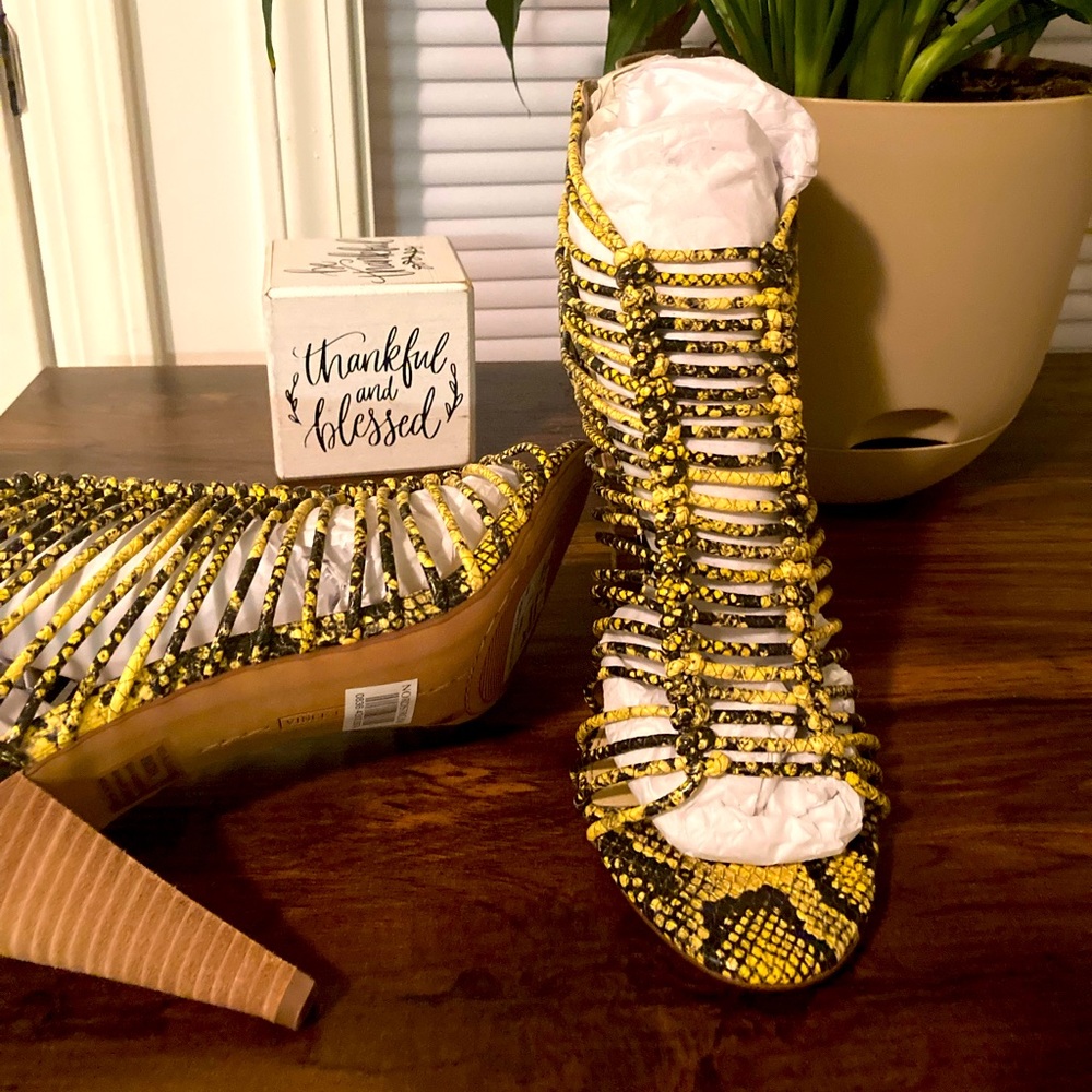 Vince CamutoAlsandra sandals - Picture 3 of 7